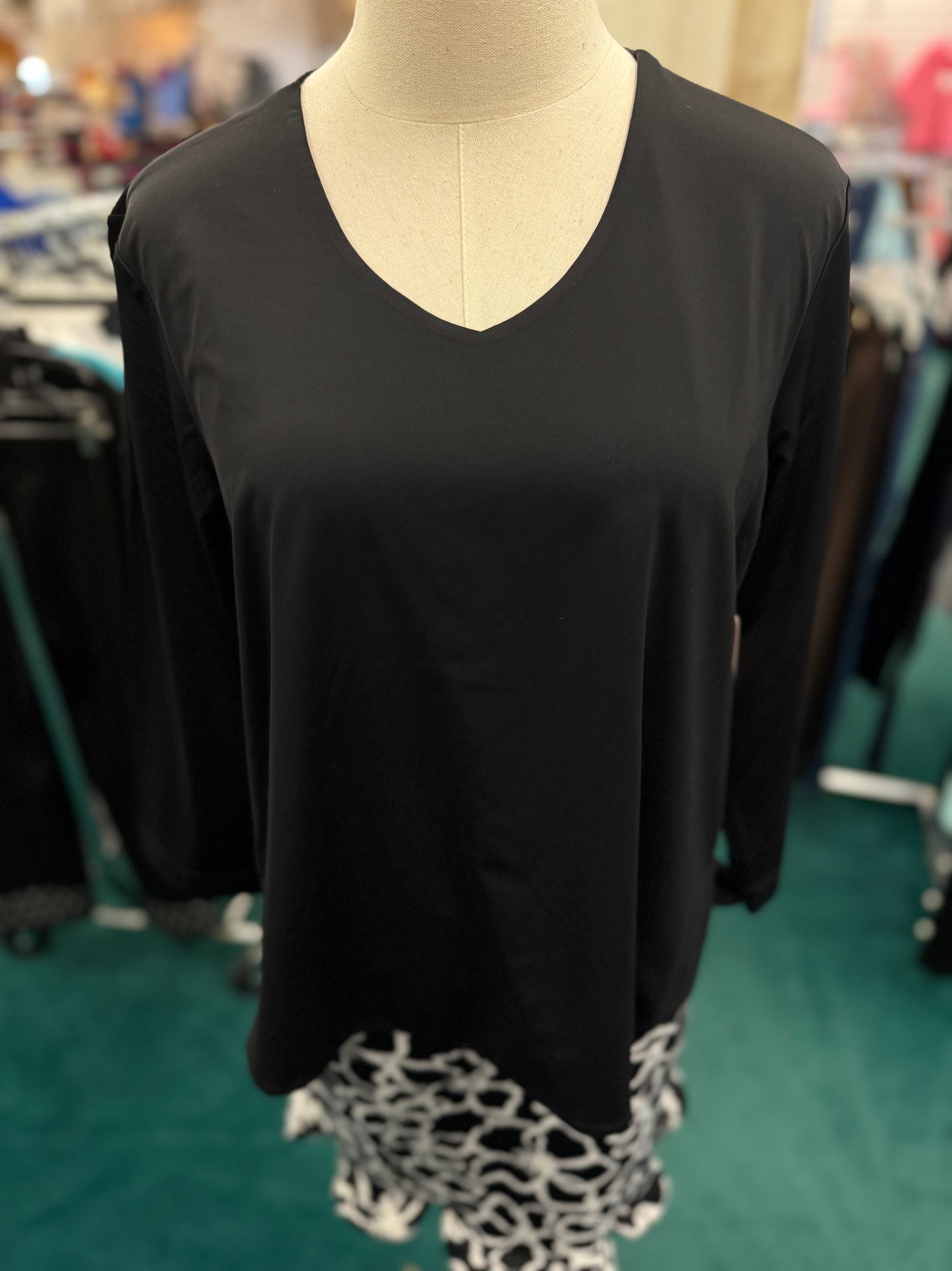 3/4 SLEEVE V-NECK TOP - BLACK