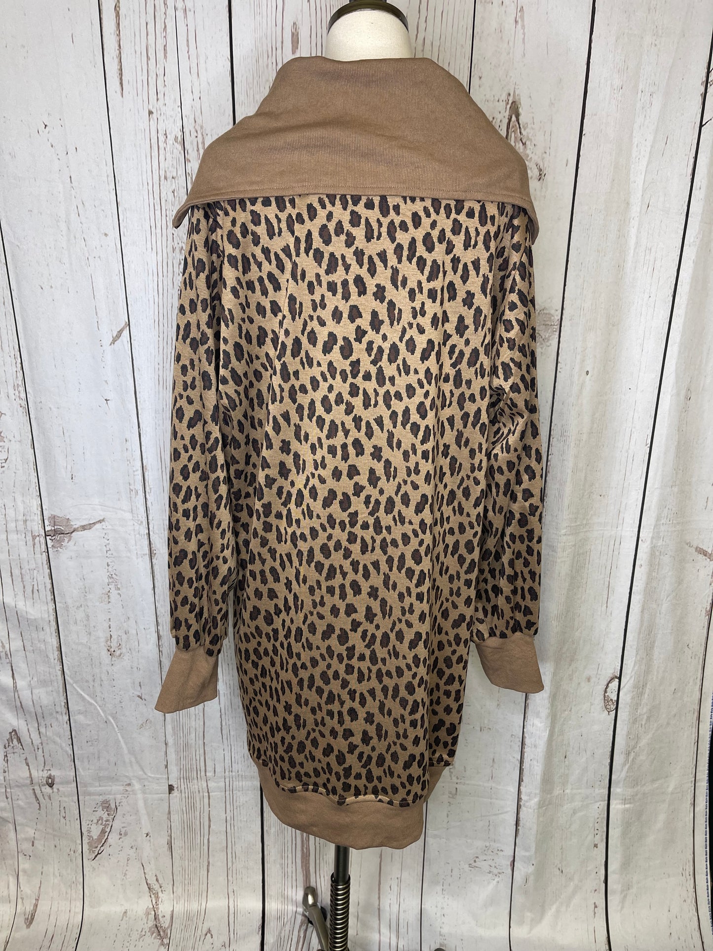 Oddi Plus Size Leopard jacquard dress with half zip