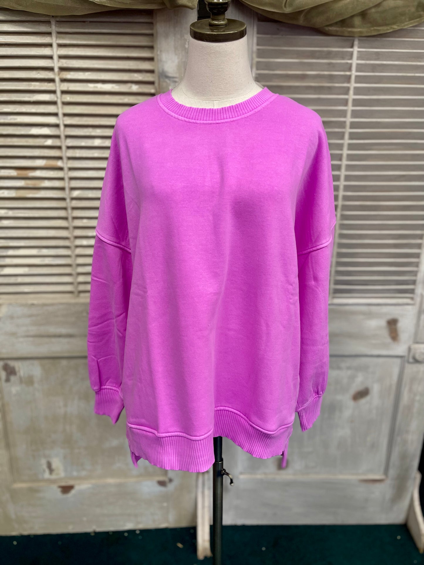 PLUS PIGMENT DYE FLEECE HI-LOW HEM PULLOVER WITH POCKET