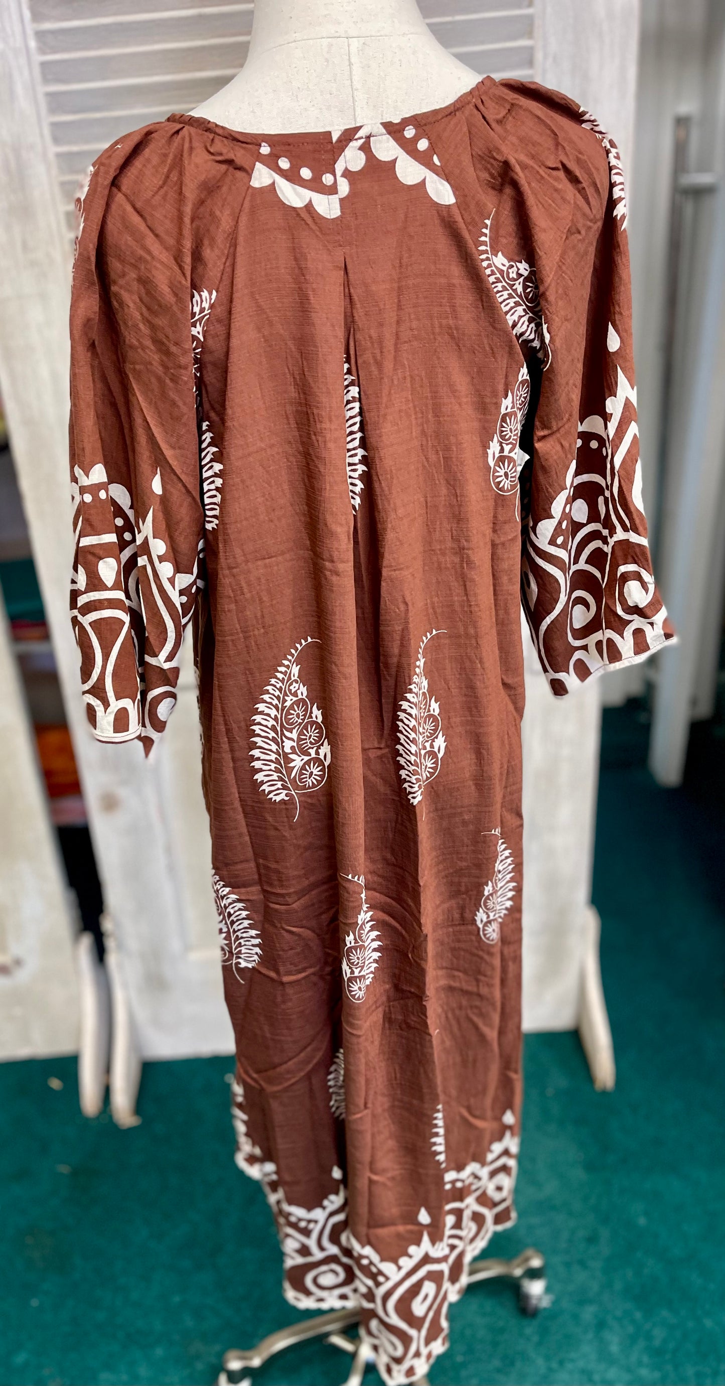Gigio Printed V-Neck Midi Dress with a Decorative Trim