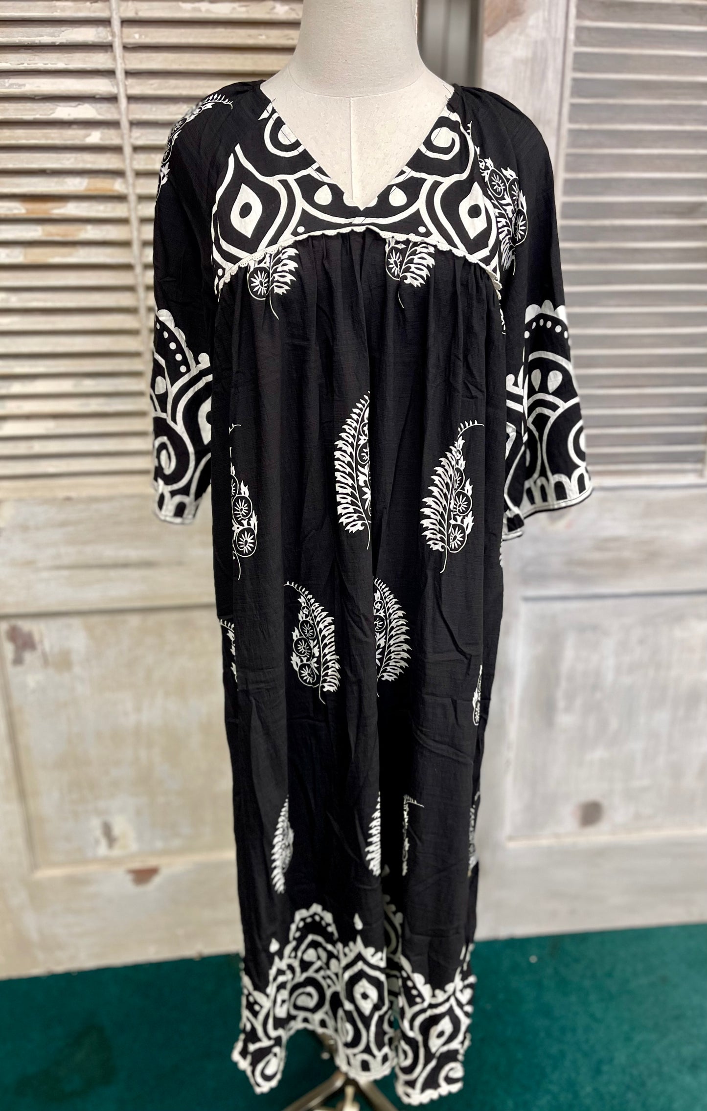 Gigio Printed V-Neck Midi Dress with a Decorative Trim
