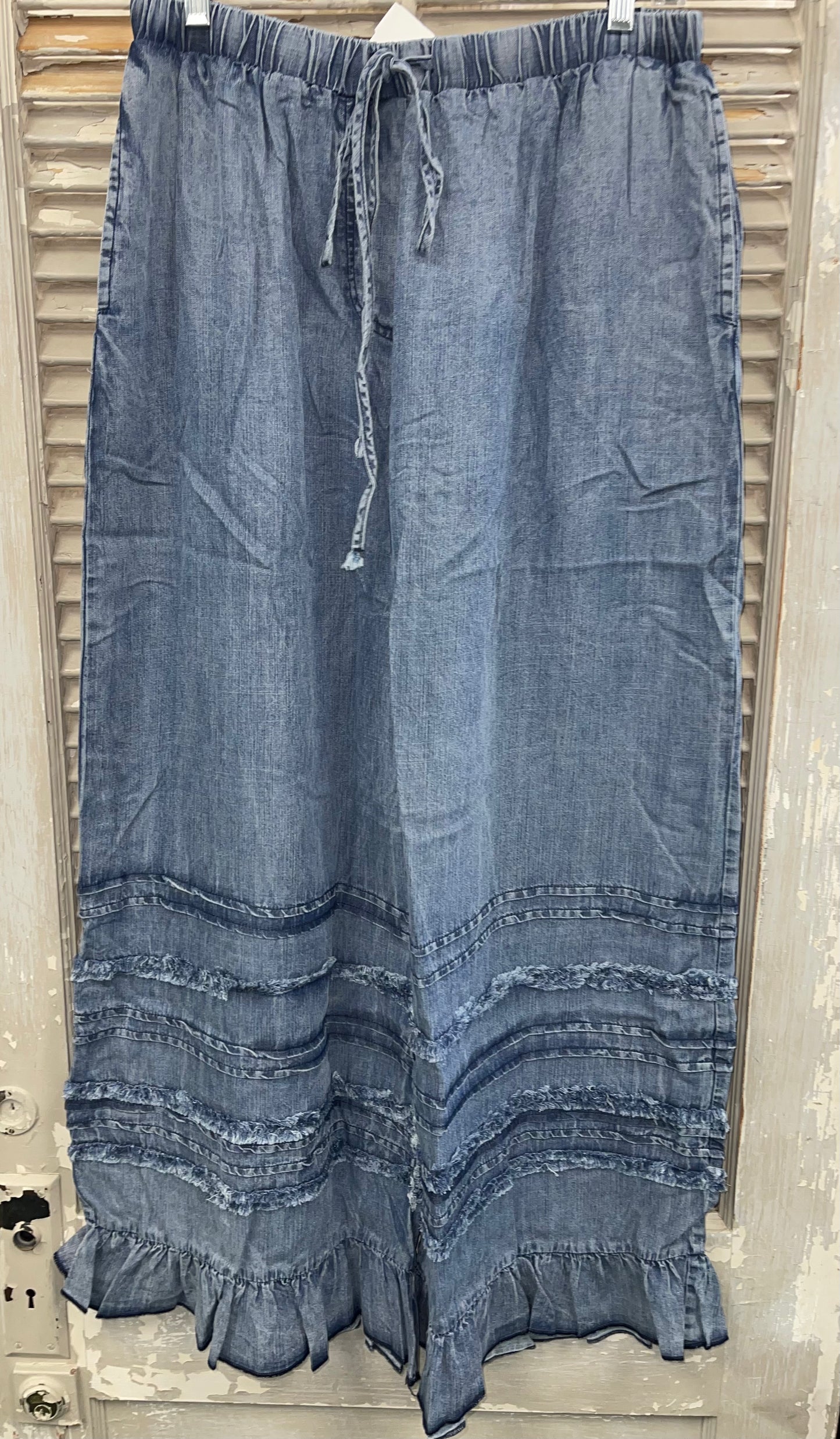 Easel Ruffle Hem Pant