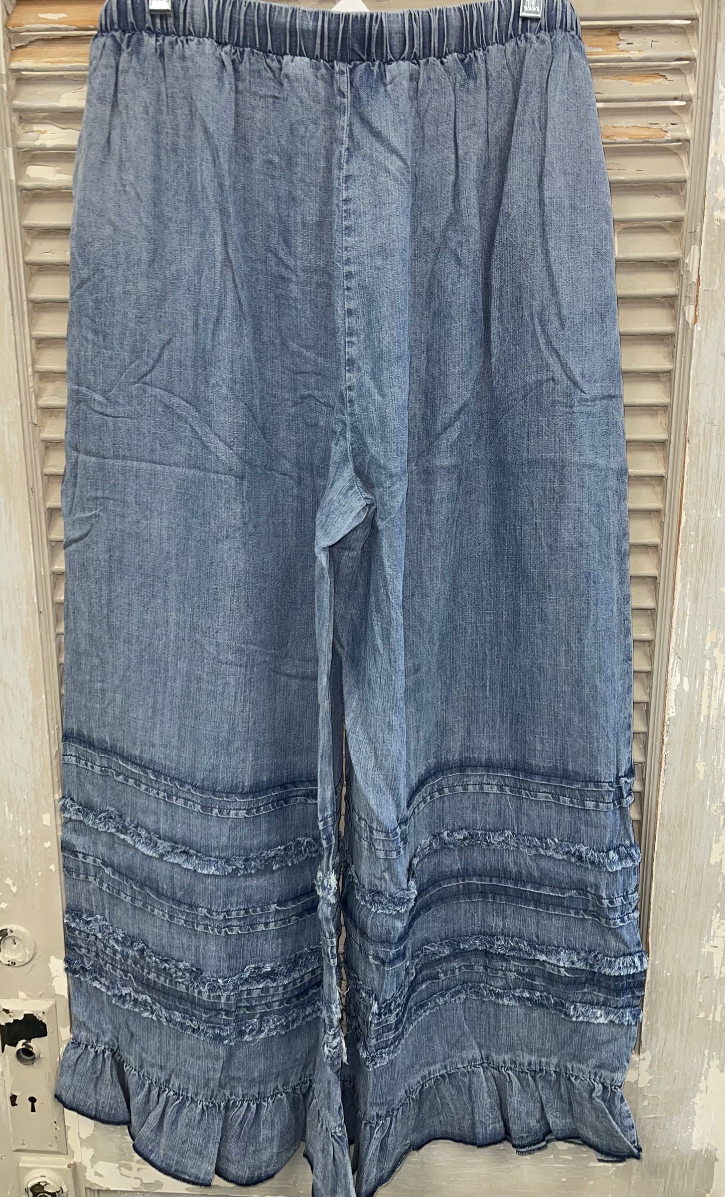 Easel Ruffle Hem Pant