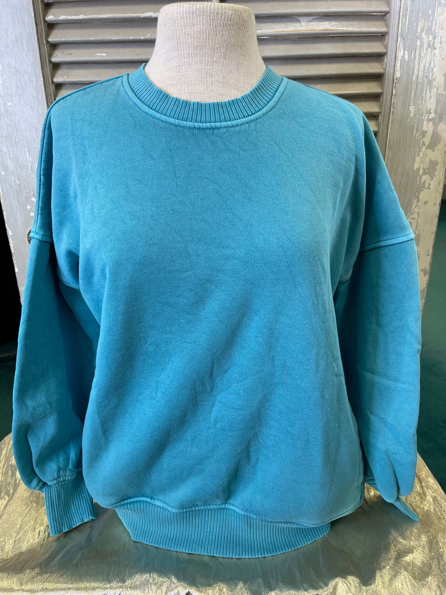 PIGMENT DYE FLEECE HI-LOW HEM PULLOVER WITH POCKET