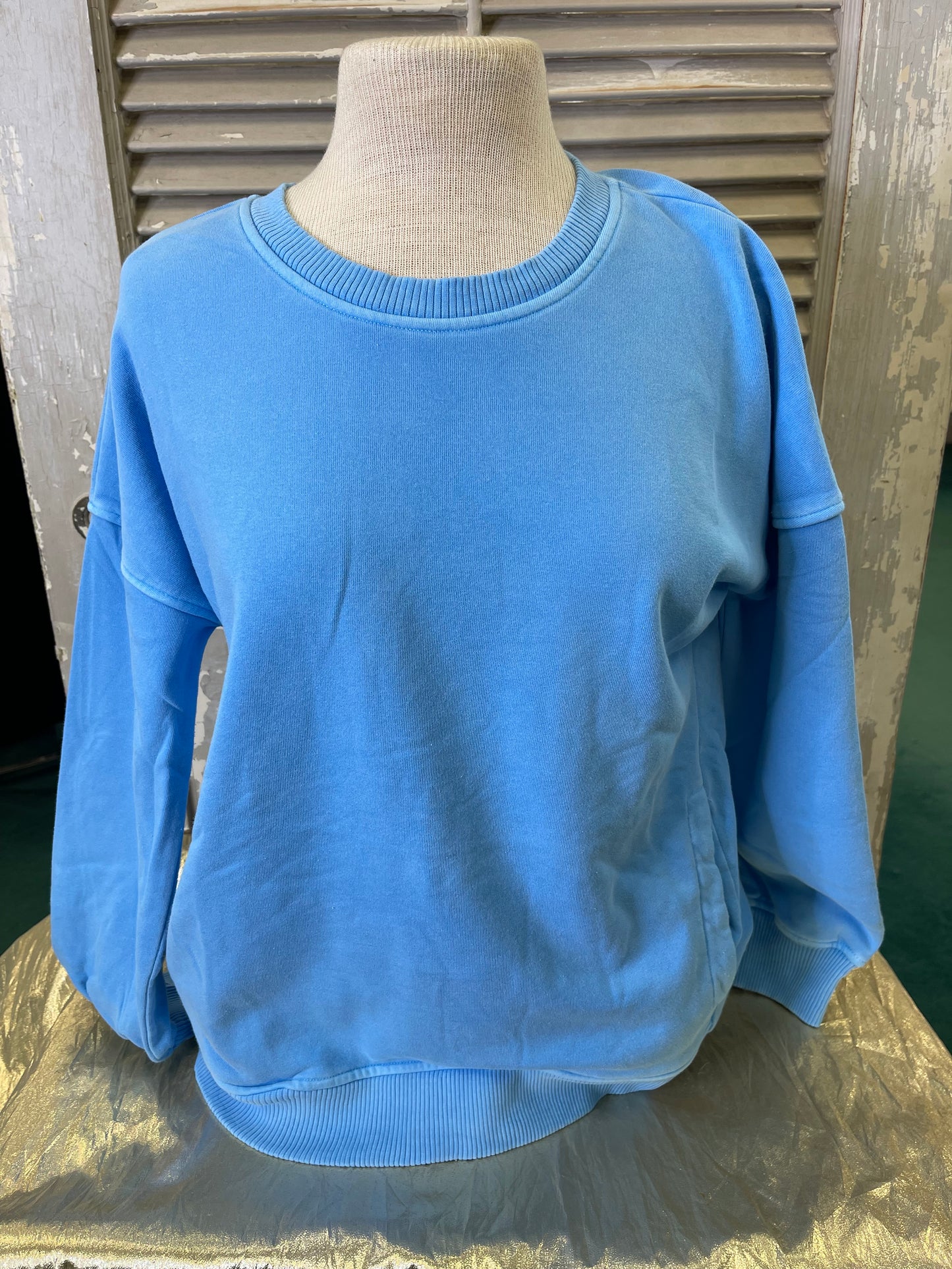 PIGMENT DYE FLEECE HI-LOW HEM PULLOVER WITH POCKET