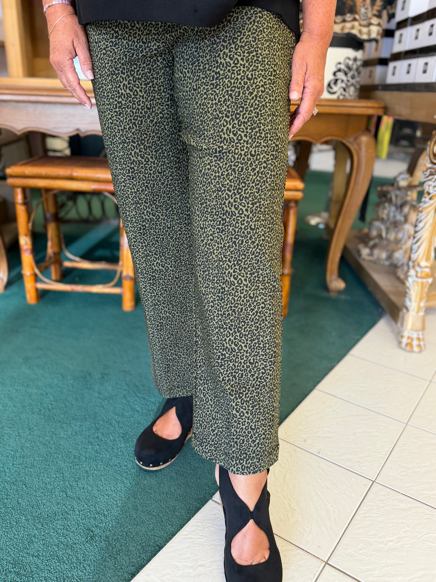 Multiples SIDE ELASTIC WAIST FAUX WELT POCKET WIDE LEG WOVEN ANKLE PANT