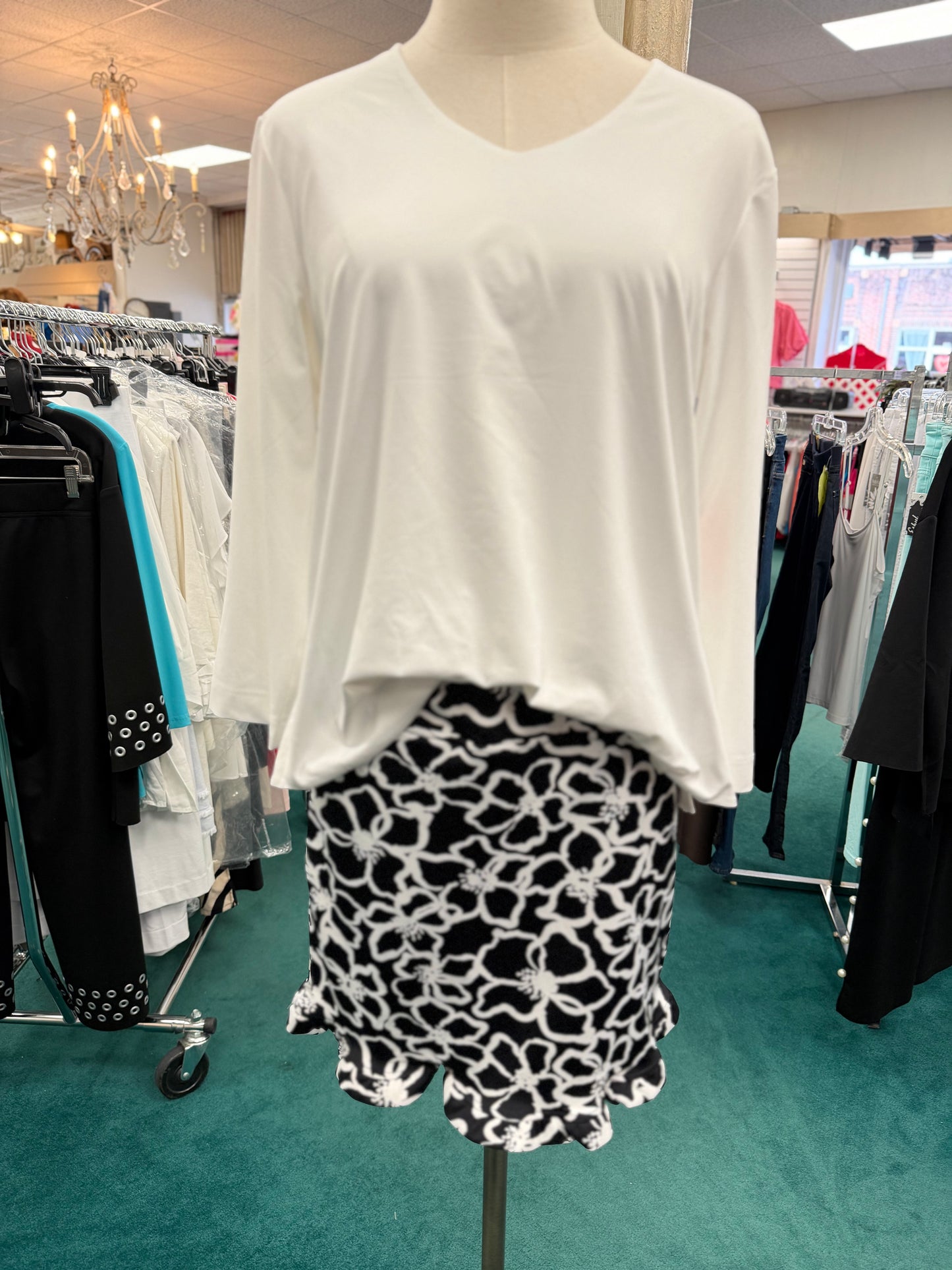 PRINTED KNIT SKORT WITH RUFFLE HEM - BLACK/WHITE PRINT