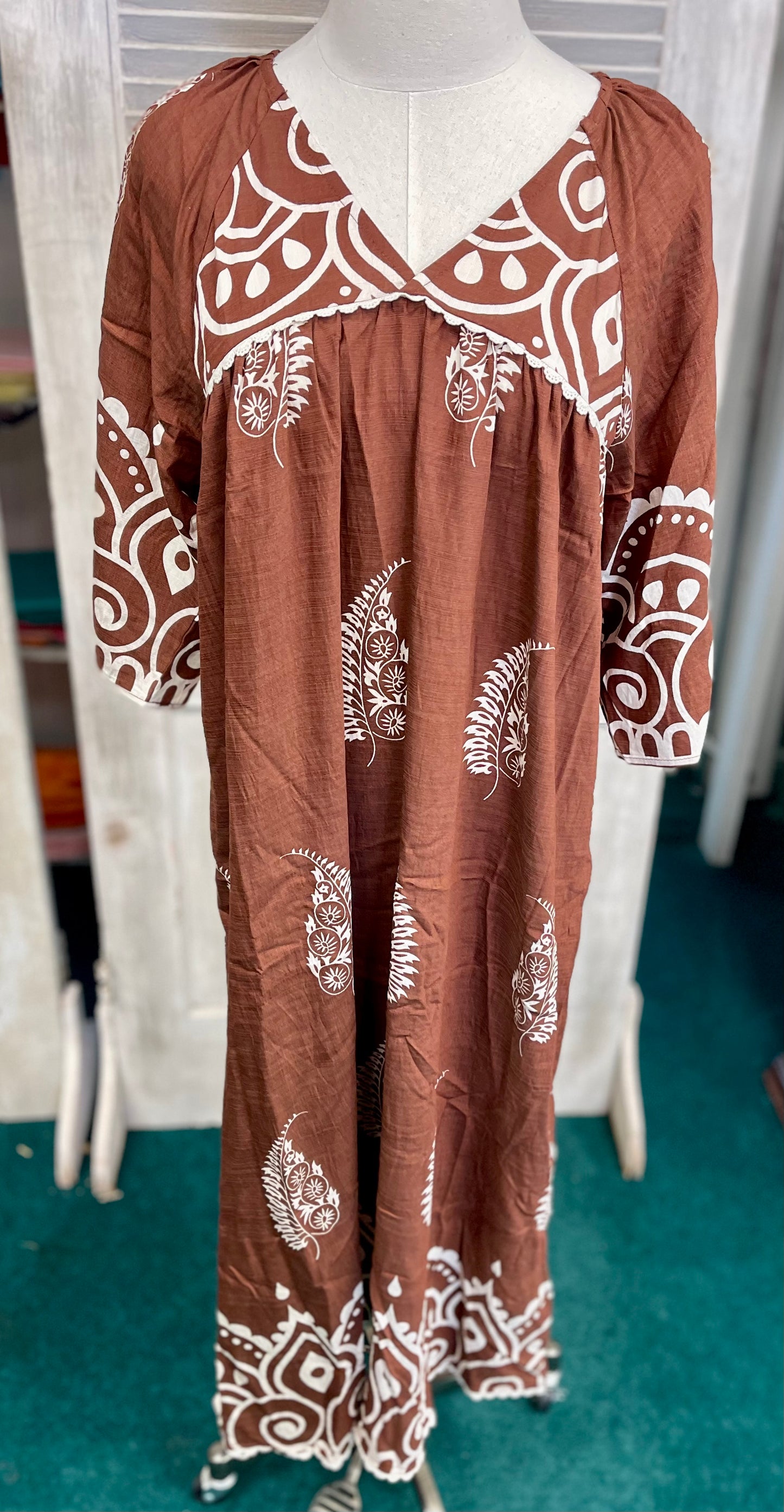 Gigio Printed V-Neck Midi Dress with a Decorative Trim