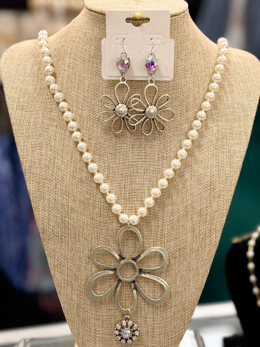 Large Daisy Earrings with Rhinestone￼