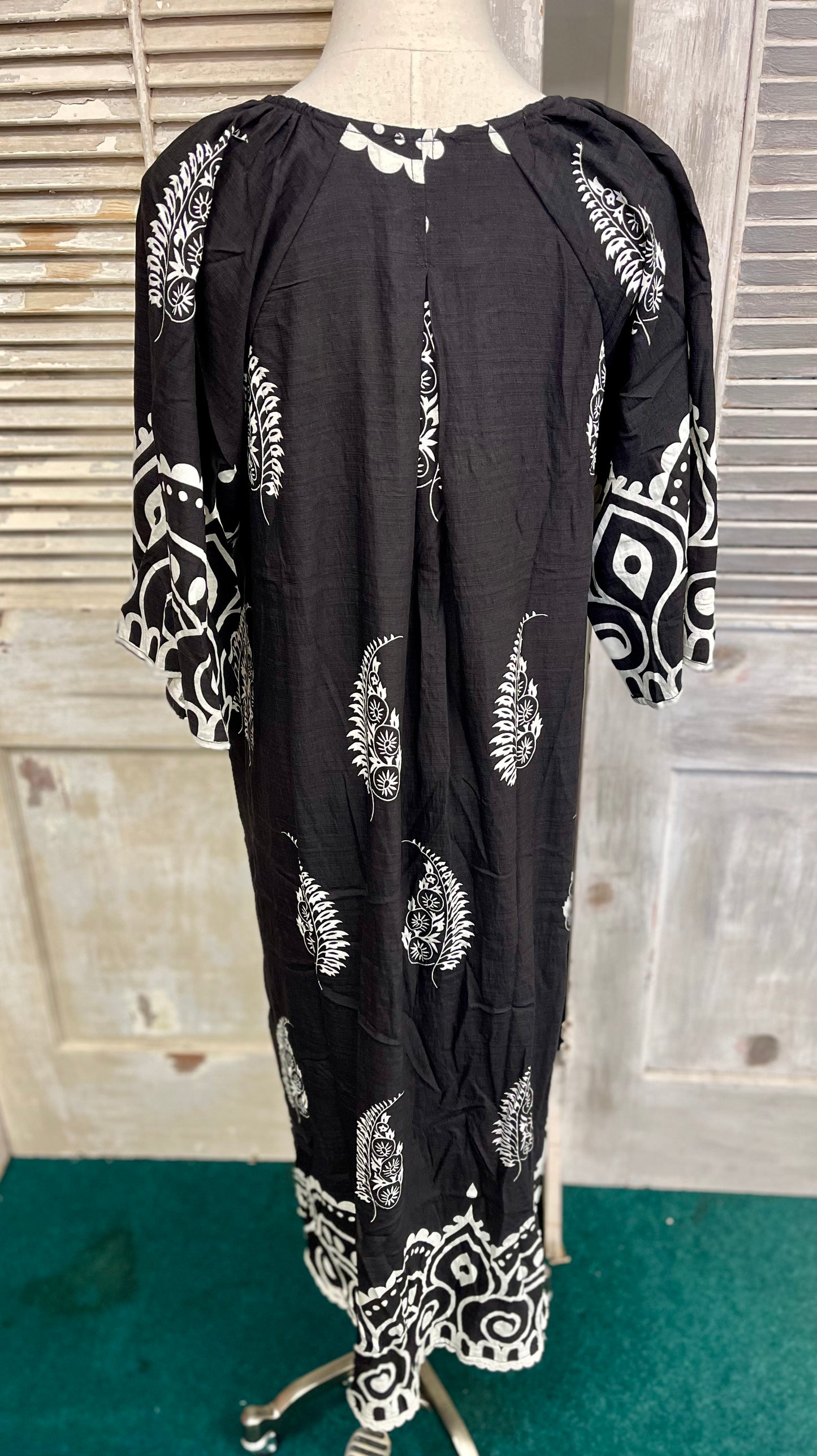 Gigio Printed V-Neck Midi Dress with a Decorative Trim