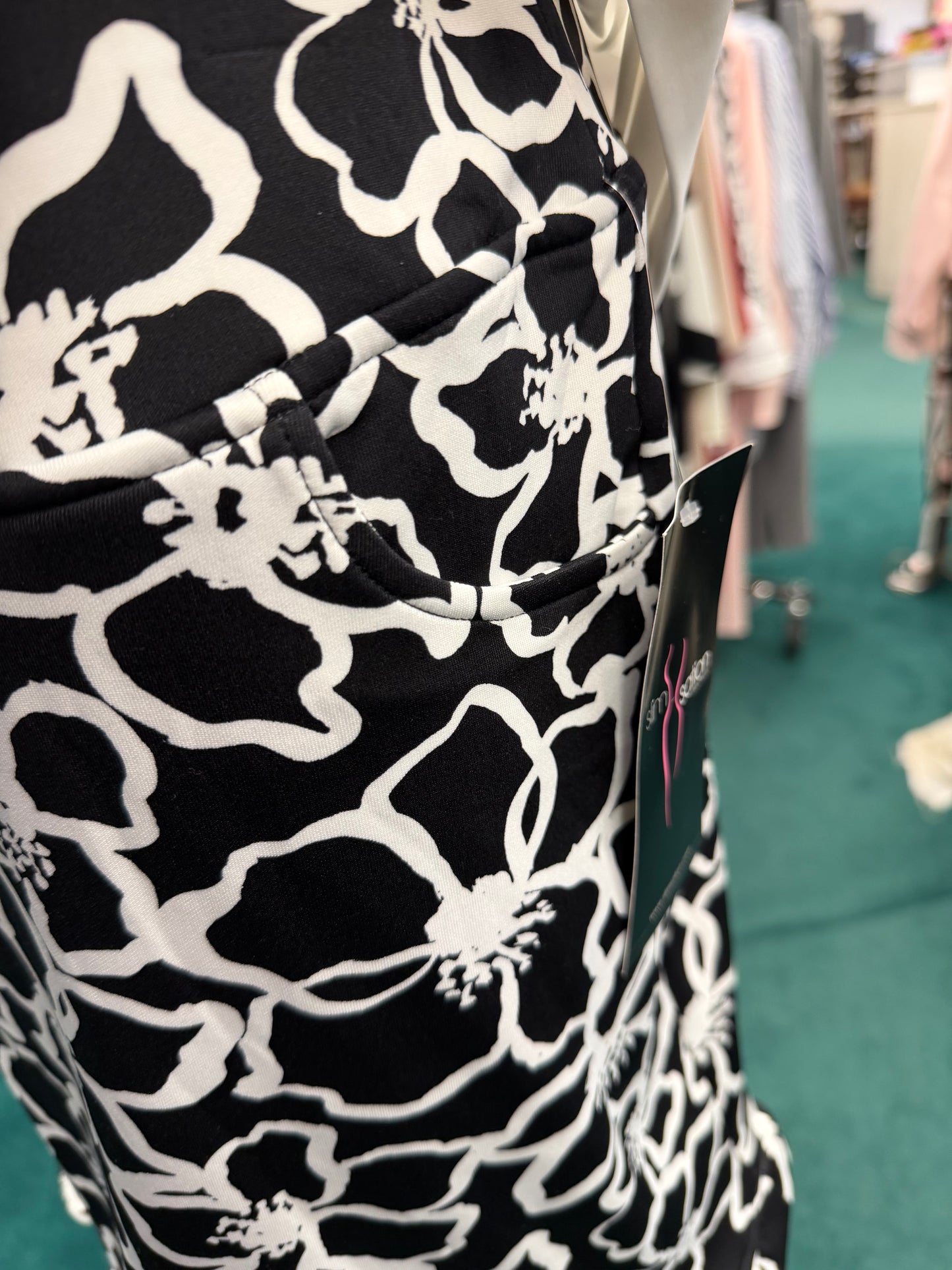 PRINTED KNIT SKORT WITH RUFFLE HEM - BLACK/WHITE PRINT