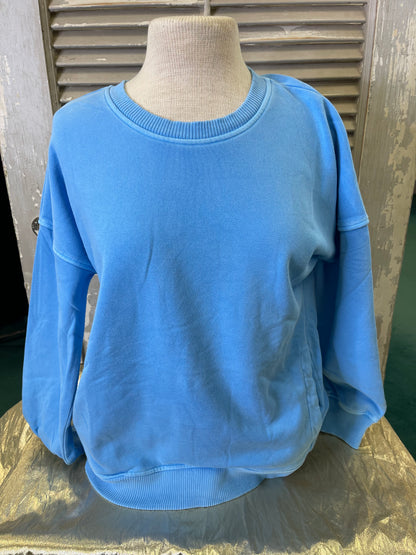PIGMENT DYE FLEECE HI-LOW HEM PULLOVER WITH POCKET